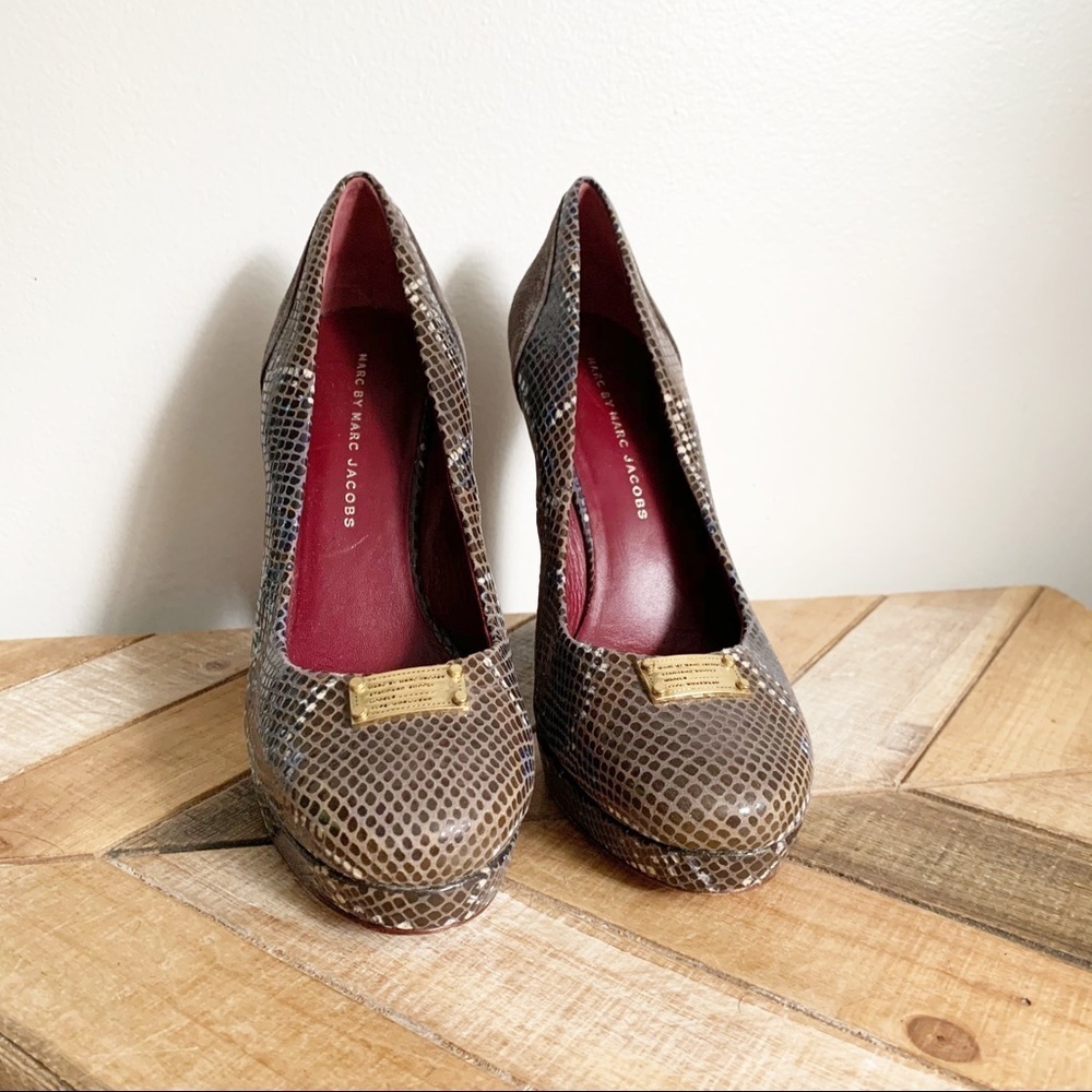 Marc by Marc Jacobs Logo Plaque Pumps - Picture 2 of 11